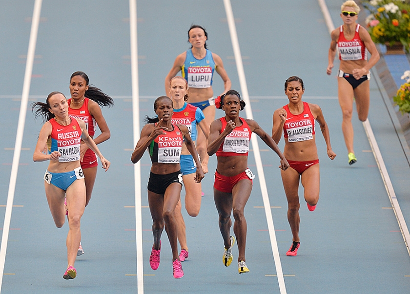De Russische atleet Mariya Savinova (links) wordt mogelijk geweerd als sporter. (ap / Martin Meissner)