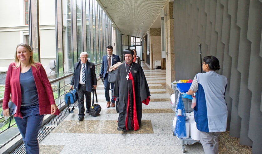 Bisschop Silwanos Petrus Issa Al-Nemeh, van de Aramese kerk in Homs, kwam dinsdag naar de Tweede Kamer om een petitie aan te bieden. Zijn oproep is eenvoudig: stuur noodhulp niet via internationale organisaties als de VN, maar direct naar de Aramese kerk in Syrië (Frank van Rossum)
