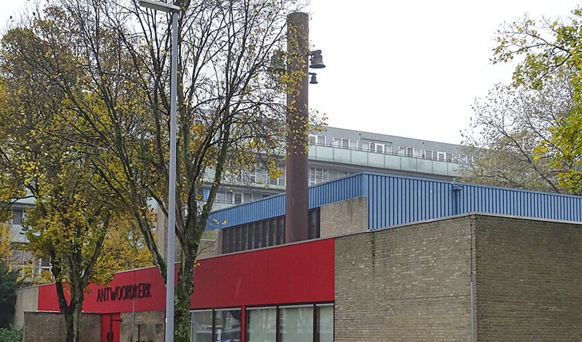 De Antwoordkerk in de Rotterdamse wijk Hoogvliet lijkt, als je de klokkentoren wegdenkt, eerder op een gymzaal of buurthuis, dan op een kerk. (nd)