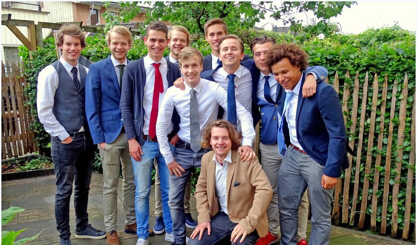 De huiskamergroep uit Zwolle. Van links naar rechts: Alrik van Loon, Erik Bijl, Ralf Bus, Henry Bijl, Lars Hofsink, David Knigge, Daan van Dijk (heeft al belijdenis gedaan), Rinze Veldhuizen, Rinze Bijl en Ruben Chukundah. Marc Kleen doet ook belijdenis, maar staat niet op de foto. (nd)