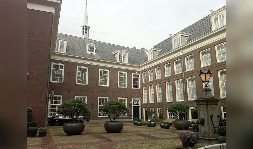Het voormalige stadhuis van Amsterdam, waarin nu Hotel The Grand gevestigd is. In de zomer van 1916 werden er hekken geplaatst om protesterende vrouwen te weren. (wikipedia en Deutsches Uhrenmuseum)