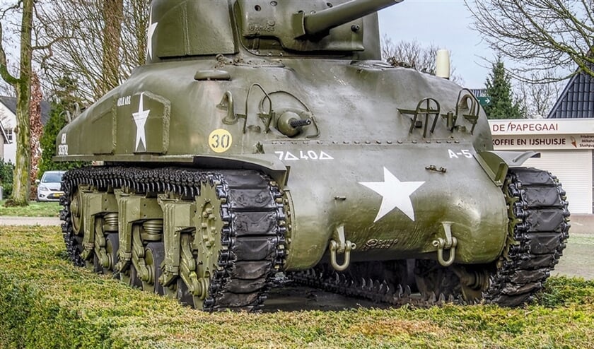 Een Amerikaanse Sherman-tank in Oorlogsmuseum Overloon. Dit type tank bleek tijdens de slag om Overloon in oktober 1944 niet goed opgewassen tegen de Duitse Panther-tank. (rijksdienst voor het cultureel erfgoed en wikimedia)