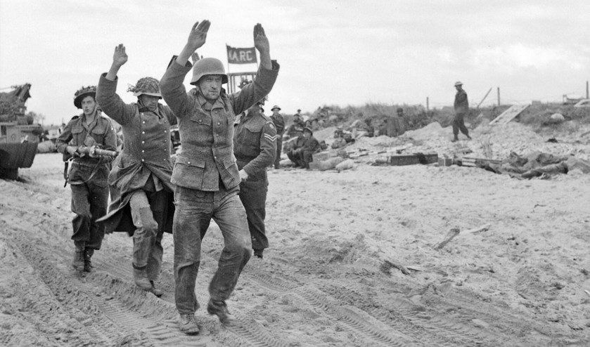 Britse militairen voeren Duitse krijgsgevangenen weg op 6 juni op een van de landingsstranden, Gold Beach. (imperial war museum en u.s. air force / Valerie J. Weaver)