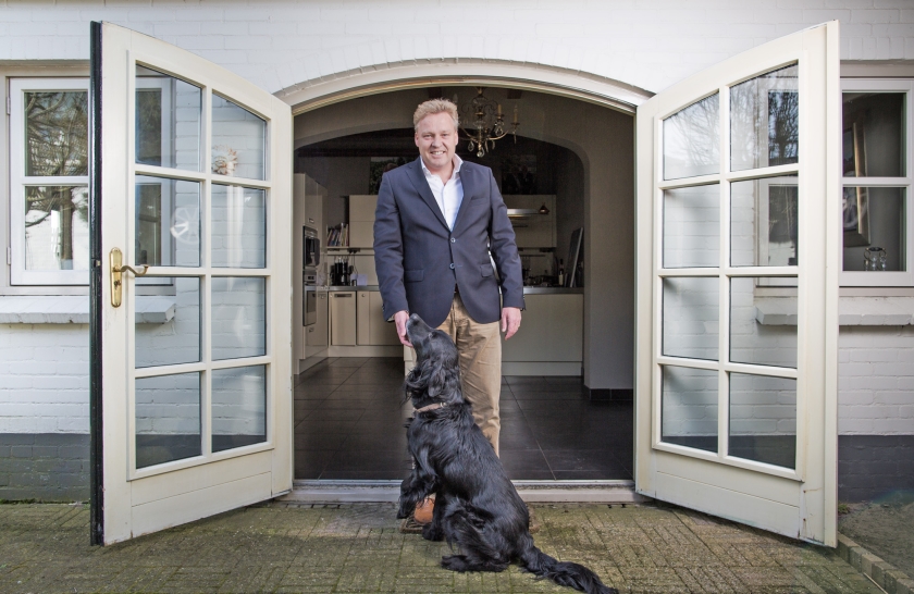 Burgemeester Buijs met zijn hond. ‘Als de mensen hier binnenkomen, blijven ze van ons. Ze gaan niet meer van opvang naar opvang.’ (Freek van den Bergh)