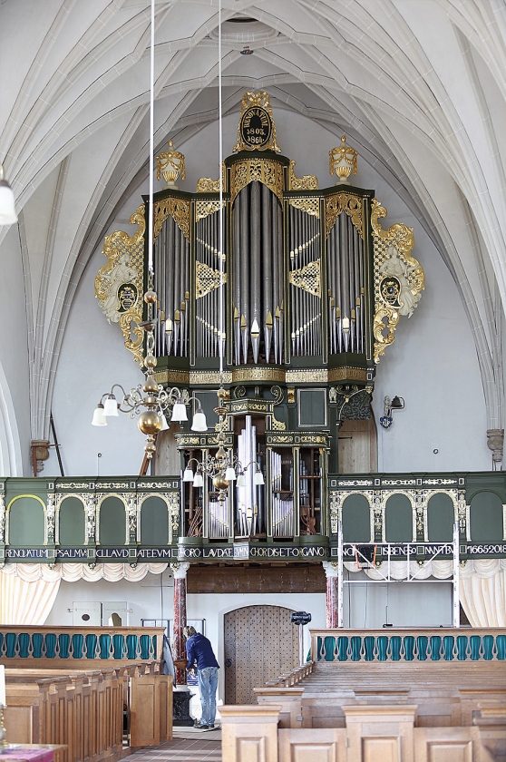 Een van de oudste orgels van Groningen, in Loppersum, wordt momenteel gerestaureerd. De oudste delen dateren uit 1562. Er komt een nieuwe galerij, die extra wordt verstevigd vanwege aardbevingsschade. (Cor van Kooten (rce) en Duncan Wijting)