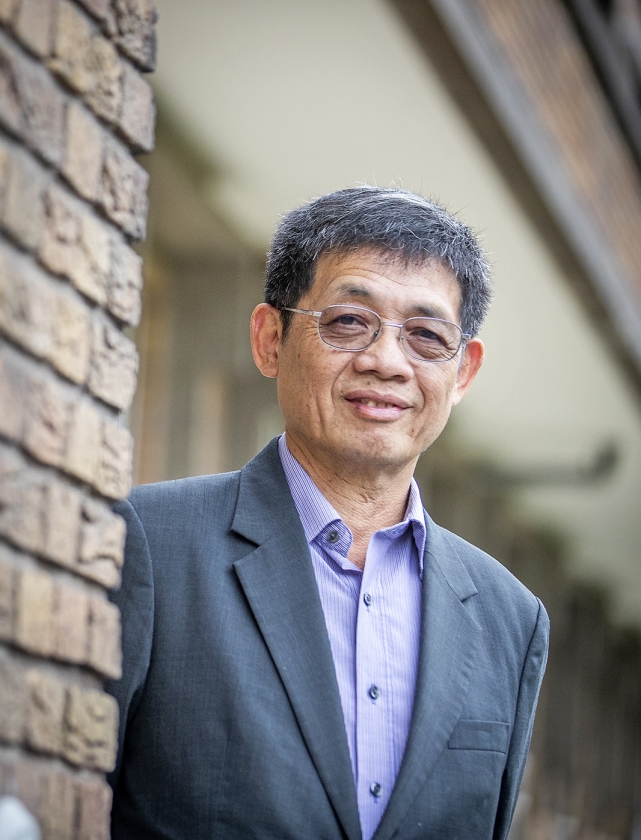 Simon Chow: ‘We versieren de kerk met rode decoraties, de kleur van vuur van de Heilige Geest.’ (Jeroen Jumelet)