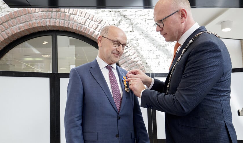 Leendert Verheij, tot voor kort president van het Gerechtshof in Den Haag, kreeg donderdag de versierselen opgespeld die horen bij de onderscheiding tot officier in de Orde van Oranje-Nassau. Dat gebeurde door burgemeester Klaas Tigelaar in het gemeentehuis van Leidschendam (Dick Vos en nd)