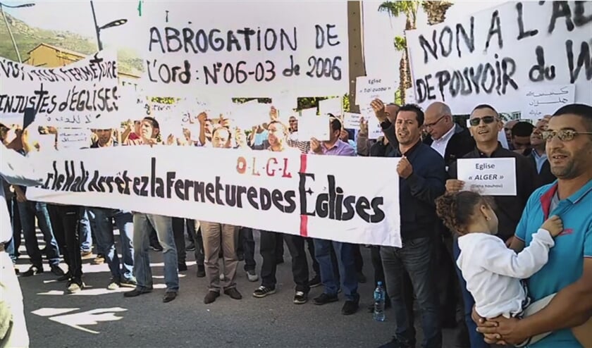 Op 13 oktober gingen betogers de straat op in de Algerijnse stad Tizi Ouzou, om te protesteren tegen de sluiting van protestantse kerken in Algerije en tegen de godsdienstwet uit 2006. (les chrétiens d’algerie en graphic news)