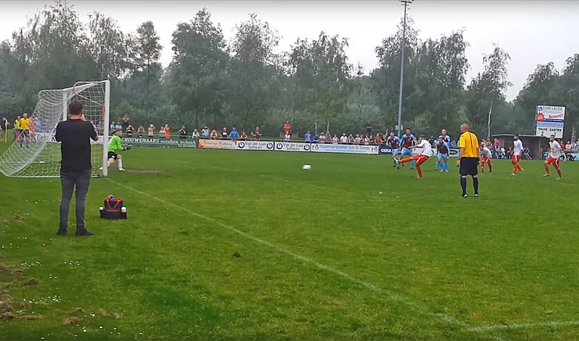 De wedstrijd tegen Heukelum loopt na een penalty volledig uit de hand. ‘Onze spelers laten zich te snel provoceren.’ (Youtube)
