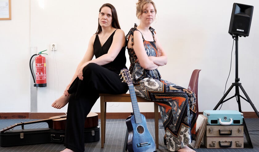 Nannette Poortinga en Femke van Essen (zwart gekleed) tijdens een repetitie voor de theatervoorstelling over hun christelijke opvoeding op 30 augustus in Kampen. (Dick Vos)