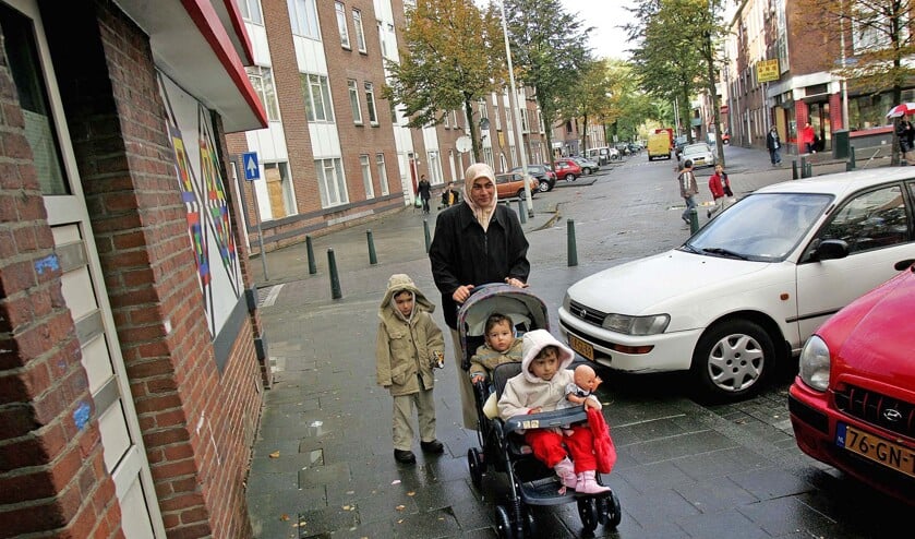 Marjo Buitelaar: ‘Als antropoloog zie ik het als mijn taak de plek van het geloof van moslims in het leven van alledag voor het voetlicht te brengen.’ (Anton Dommerholt en rug)