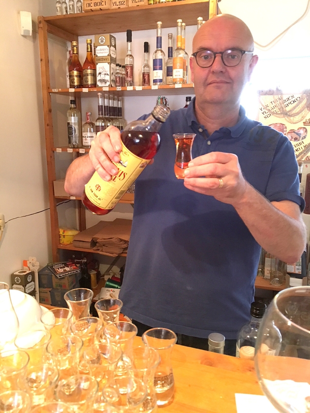 Leo Fontijne (Volgens Leo Fontijne is schelvispekel vloeibaar erfgoed: ‘Het is geen zuivere kruidenbitter, maar het is wel de oudste nog gestookte vissersdrank van ons land.’Marco Bosmans en nd)