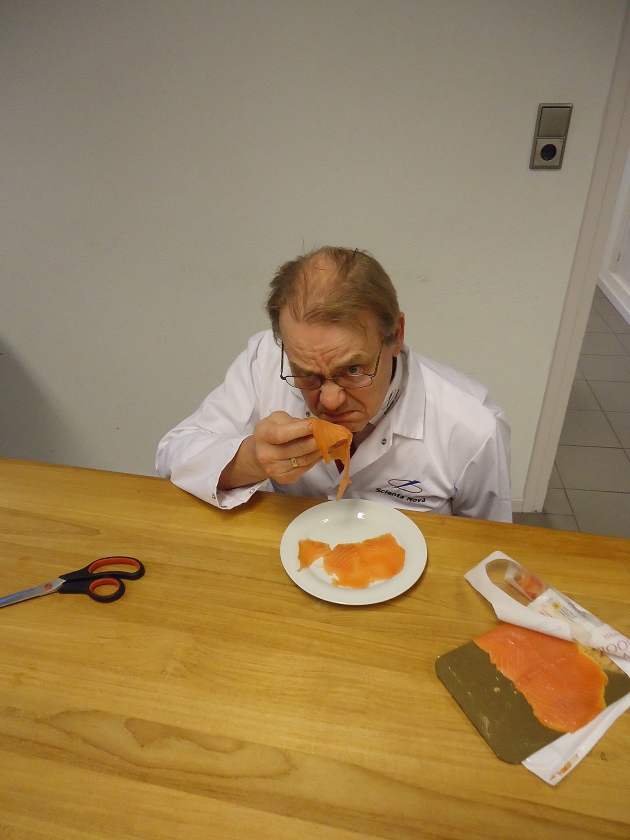 Voedingsmiddelentechnoloog IJsbrand Velzeboer test regelmatig vis. Het koud roken van zalm is volgens hem vragen om bacteriologische problemen. (Scienta Nova)