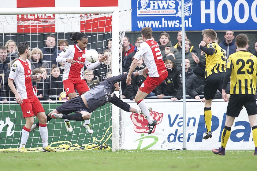 In blessuretijd kopte invaller Jeroen Hessing (rechts) met zijn eerste balcontact de 4-3 voor Rijnsburgse Boys binnen. Keeper Jaime Schaap van IJsselmeervogels duikt tevergeefs naar de bal. (orange pictures)