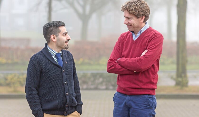 Hagop Akbasharian en Jaap Hansum met elkaar in gesprek. ‘Waar concentreer je je op: op de aanvechting, of op het vreugde vinden in Gods wil?’ (Jorik Algra)