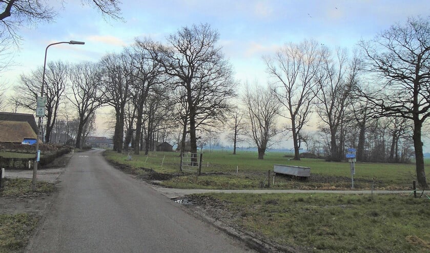 Toen ds. Bähler op een donkere zondagavond via het Kerkpad (r.) en de Eekterweg van Oldebroek naar Oosterwolde liep, zouden er, zonder dat hij het wist, twee manfiguren bij hem hebben gelopen. (nd)