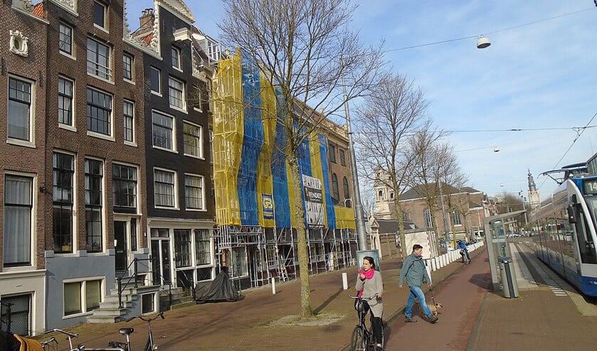 Aan het huis aan de Muiderstraat 10 (links met geveltrap) leidde Jan Willem Stikkers de diensten van de Gereformeerde Gemeente onder het Kruis. Op zolder stookte hij jenever. (nd)