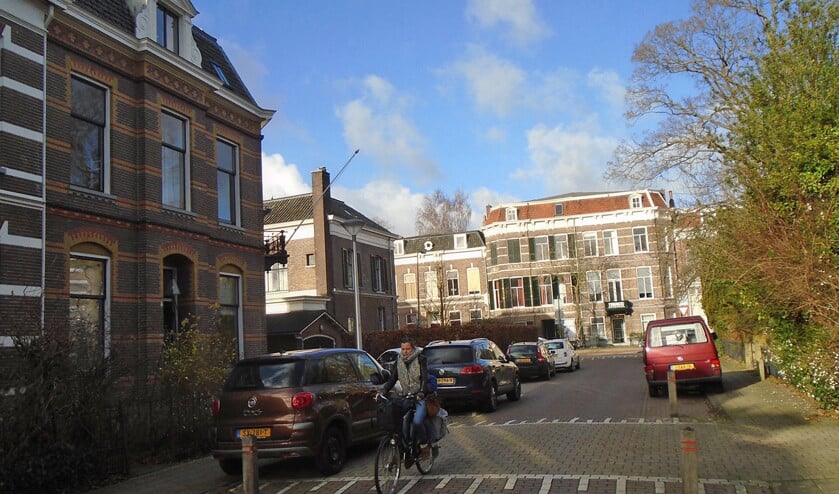 Het huis links, Rozenhoflaan 2 in Zutphen, was de pastorie van ds. J.L. Faber. In 1931 stond hij niet toe, dat er een officier bij hem werd ingekwartierd. (nd)