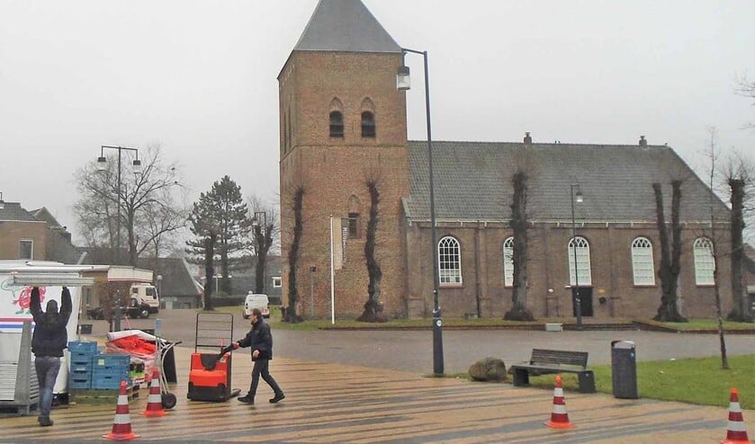 In de Willibrordkerk in Borger werd niet alleen het evangelie verkondigd, maar ook het dorpsnieuws doorverteld, tot de nieuwsgierigen rond 1845 naar het kerkplein verbannen werden. (nd)
