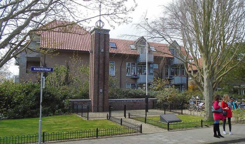 Het Esperanto-monument aan de Kogerstraat in Den Burg, een initiatief van Gijs en Johan Duinker. (nd)