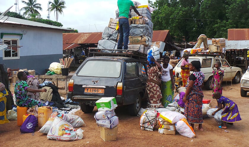 Impressie van het dagelijks leven in Benin. Wycliffe wil een koppeling leggen tussen de Bijbel en het alledaagse. (wycliffe nederland)