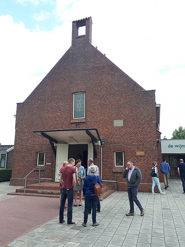 Het gebouw van de GKv in Ulrum. (nd)