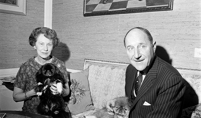 Minister Joseph Luns met zijn vrouw Lia in 1967. Hij zei ooit: ‘Och, de kinderen vragen weleens: “Moeder, wie is toch die bleke heer die hier op zondag het vlees komt snijden?” Later werd dat een reclameslogan. (anp / Dick Coersen)