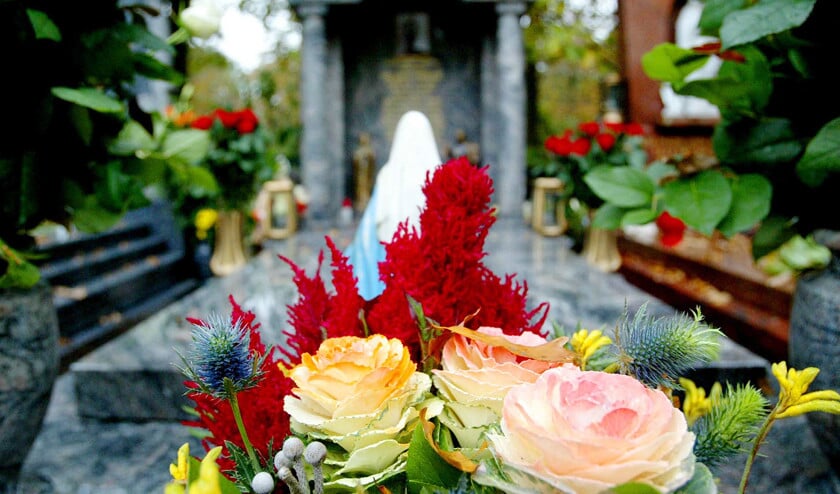 Vanouds herdenken rooms-katholieken op Allerzielen hun doden, veelal met het leggen van bloemen op hun graven. Protestantse gemeenten haken in toenemende mate aan bij deze herdenking, maar vaak wel op een eigen manier. (anp / Rick Nederstigt)