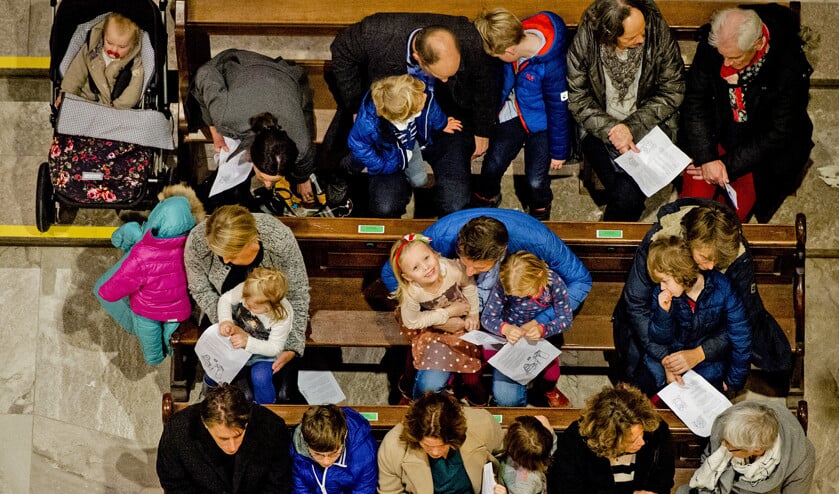 Viering op de dag voor Kerst voor gezinnen met jonge kinderen in de Sint-Bavokerk in Haarlem. (anp / Robin van Lonkhuijsen)