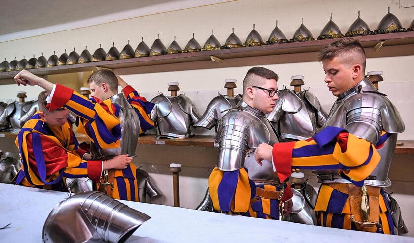 Leden van de Zwitserse Garde steken zich in hun karakteristieke uniformen, voorafgaande aan de wisseling van de wacht in het Vaticaan. (epa / Alessandro di Meo)