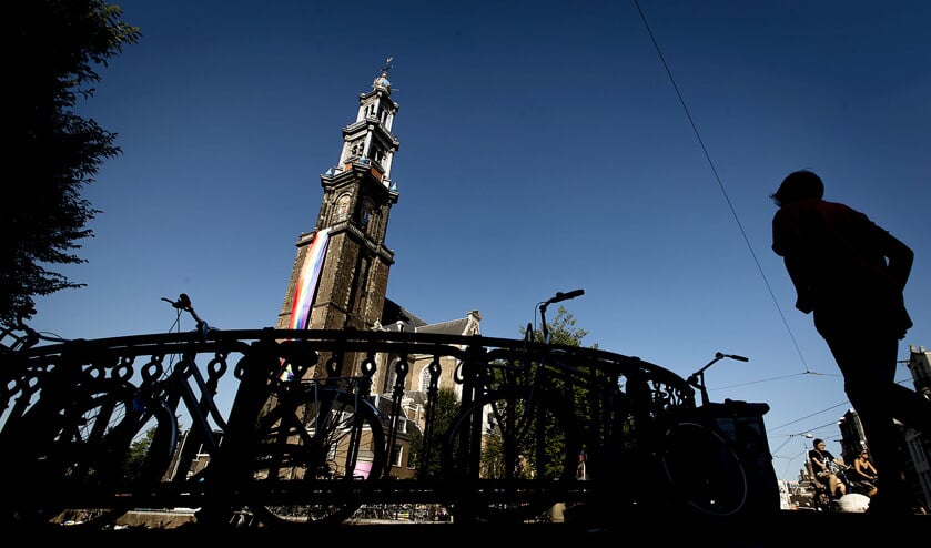 De regenboogvlag wappert op de Westertoren in Amsterdam in aanloop naar de Canal Pride, eerder dit jaar. (anp / Koen van Weel)