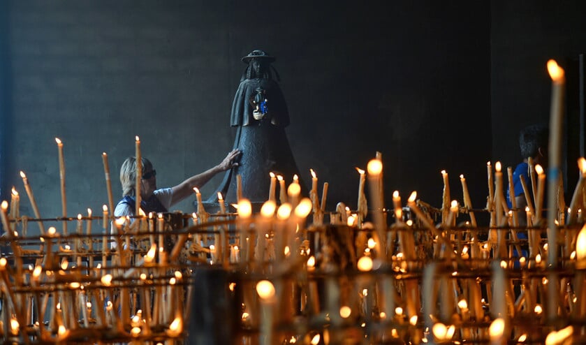 Een pelgrim raakt een beeltenis van de Heilige Maagd van El Rocío aan in een kerk in het Spaanse stadje El Rocío. Met Pinksteren ondergaat dit normaal gesproken verlaten stadje een ware metamorfose. Honderdduizenden pelgrims verzamelen zich dan voor de Romería del Rocío, een bedevaart naar het stadje. De pelgrims brengen daar eer aan de Heilige Maagd van El Rocío, een gesneden houten beeld van Maria en kind. < (afp / Cristina Quicler)