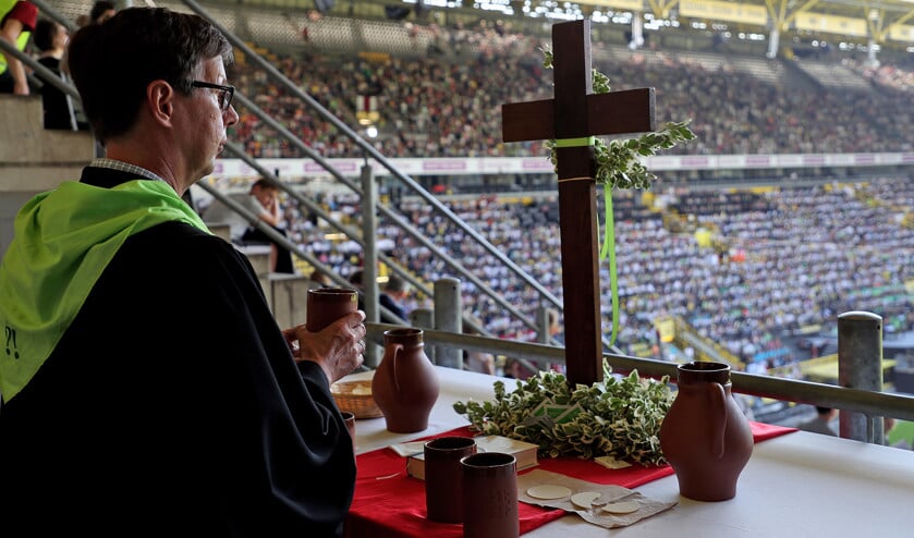 De Duitse Kirchentag is zondag afgesloten met een massale slotviering. Bondskanselier Angela Merkel woonde de dienst in het voetbalstadion van Borussia Dortmund bij. In totaal kwamen 121.000 bezoekers naar de Kirchentag. (epa / Friedemann Vogel)