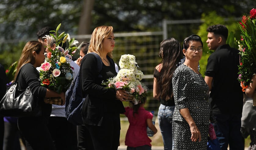 De 25-jarige Oscar Alberto Martinez en zijn dochter Angie Valeria van bijna twee jaar oud zijn maandag begraven in El Salvador. Zij verdronken toen ze de grens tussen de Verenigde Staten en Mexico wilden oversteken. (afp / Marvin Recinos)