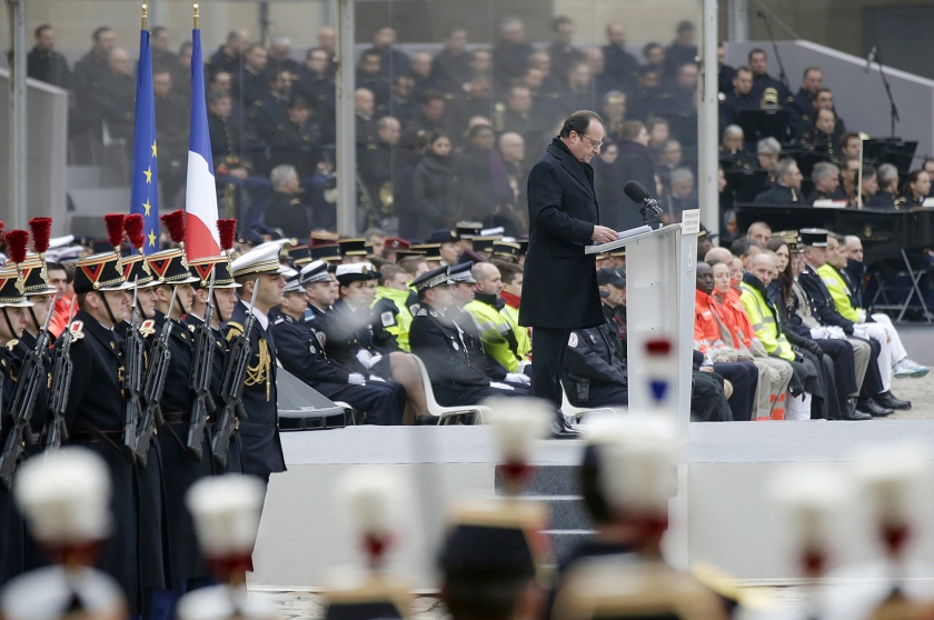 President Hollande: ‘Wij zullen naar de stadions blijven gaan, vooral naar ons geliefde nationale stadion in Saint-Denis.’ (ap / Philippe Wojazer)