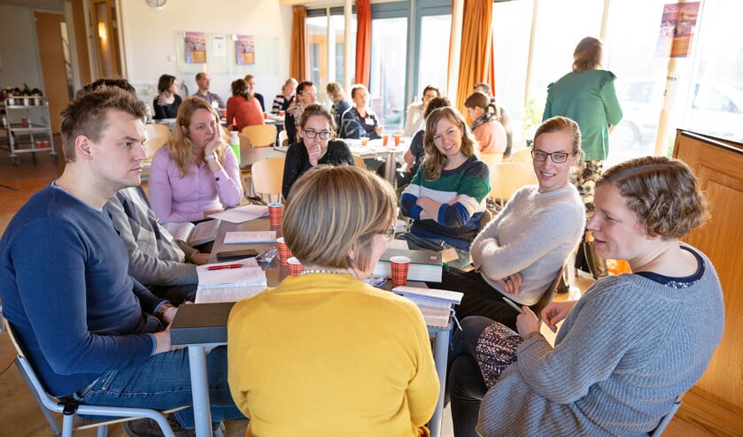De deelnemers aan de conferentie praten in groepjes door over de woorden van Jesaja en die van Marianne Buitink. (Klaas Driebergen)