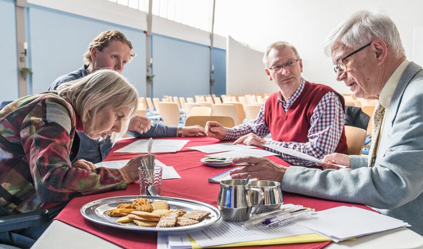 In kleine groepen bespreken deelnemers aan de masterclass specifieke teksten uit de Nieuwe Bijbelvertaling. Is voor de komende herziene versie een aanpassing nodig? (Hielco Kuipers)