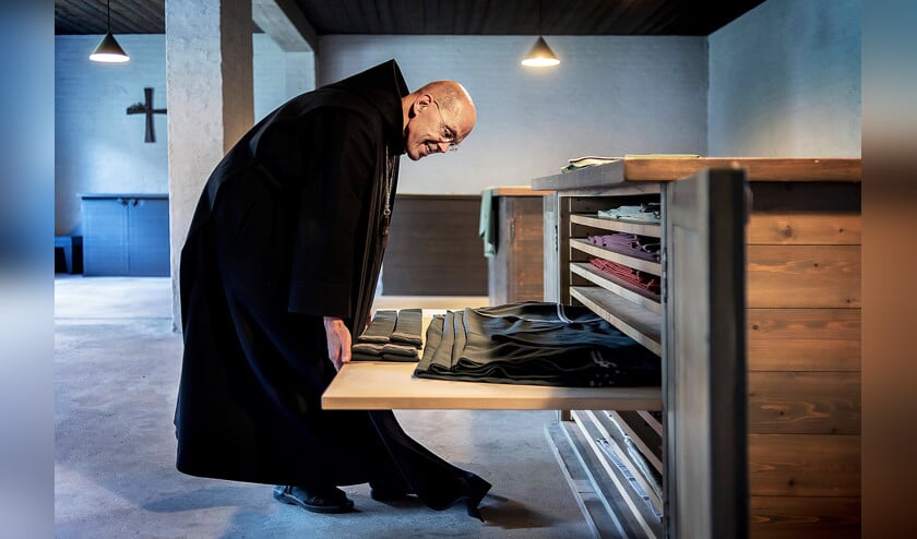 Abt Ad Lenglet leidt rond: in een kast liggen de liturgische gewaden voor het kerkelijk jaar gereed. (Franco Gori)