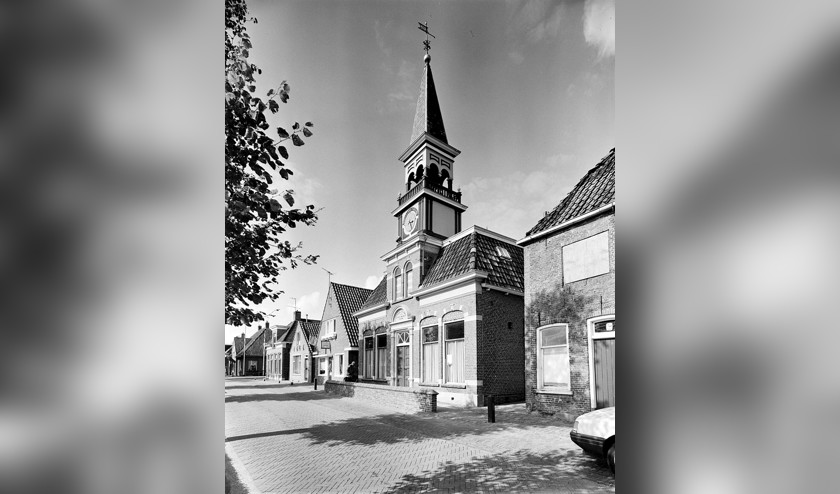 Oud-Indiëstrijders herdenken op 15 augustus 1983 de oorlogsslachtoffers in voormalig Nederlands-Indië in het gebouw van de Tweede Kamer. (anefo / Marcel Antonisse en wikimedia)