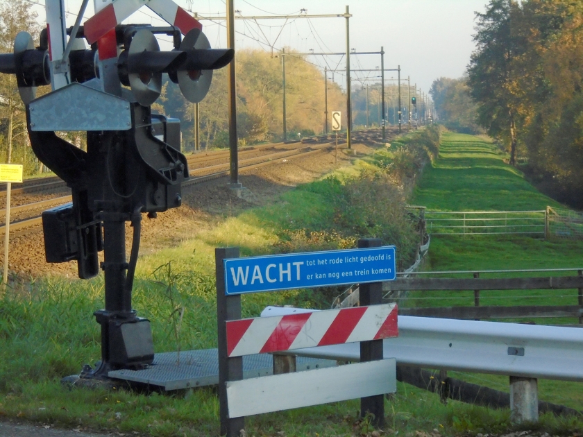 De spoorwerkers bij Renswoude legden niet alleen de spoordijk aan maar maakten ook de omgeving onveilig. (nd)