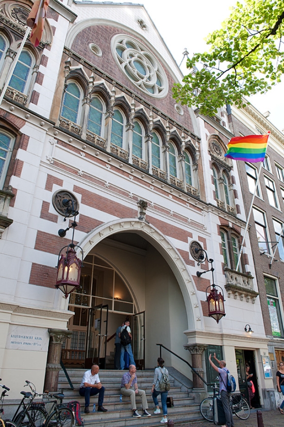 De regenboogvlag aan de Amsterdamse Keizersgrachtkerk. (Daan Stringer)
