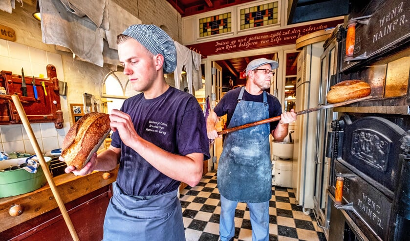 Ambachtelijke bakker Lucas Vermeulen (rechts) en zijn zoon en opvolger Giel in Bakkertje Deeg in Heusden. (Raymond Rutting)