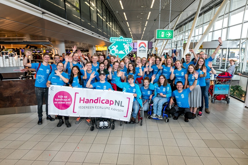Een groep van dertig jongeren, onder wie jongeren met een lichamelijke beperking, zijn zaterdag voor een werkvakantie naar Bangladesh vertrokken. Zij gaan een trainingscentrum voor de lokale bevolking bouwen. (world servants)