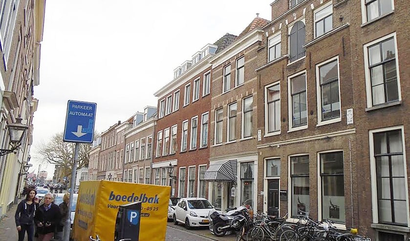 In het huis rechts, met trapgevel, schreef de jonge Abraham Kuyper richtinggevende liefdesbrieven aan zijn verloofde, Jo Schaay (16). (nd)