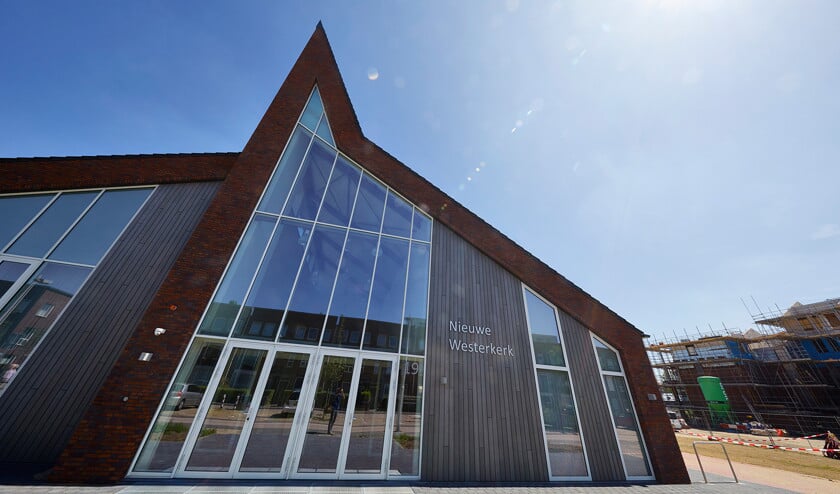 De Nieuwe Westerkerk, met ernaast – nog in de steigers – het appartementengebouw voor ouderen. (Jaco Klamer)