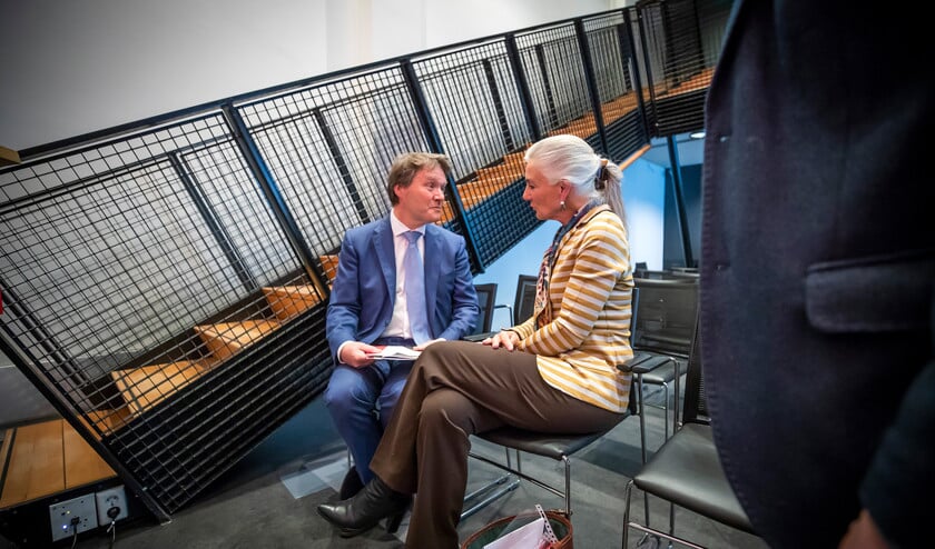 De protestantse scriba René de Reuver en Teddy van der Burg, voorzitter van de remonstranten, in gesprek. (Jeroen Jumelet)