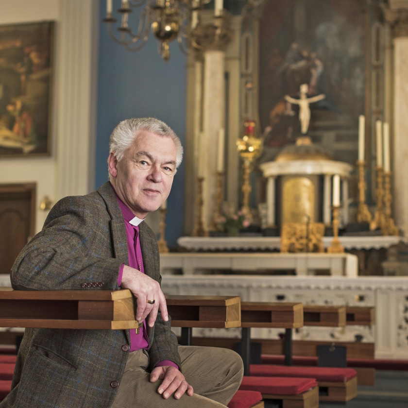 Dick Schoon, bisschop van Haarlem, in de Amsterdamse Oud-Katholieke Kerk waar hij pastoor is. (Martin Waalboer)