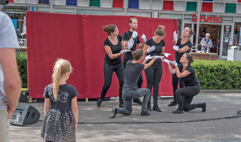 Op het Belgiëplein in Nieuw-Sloten treedt het mime-team zo’n anderhalf uur op, voor een winkelend publiek dat even de pas inhoudt, soms blijft staan of ervoor gaat zitten. ‘Herken je dat gevoel, dat je er niet alleen voor staat?’ (Martin Waalboer)