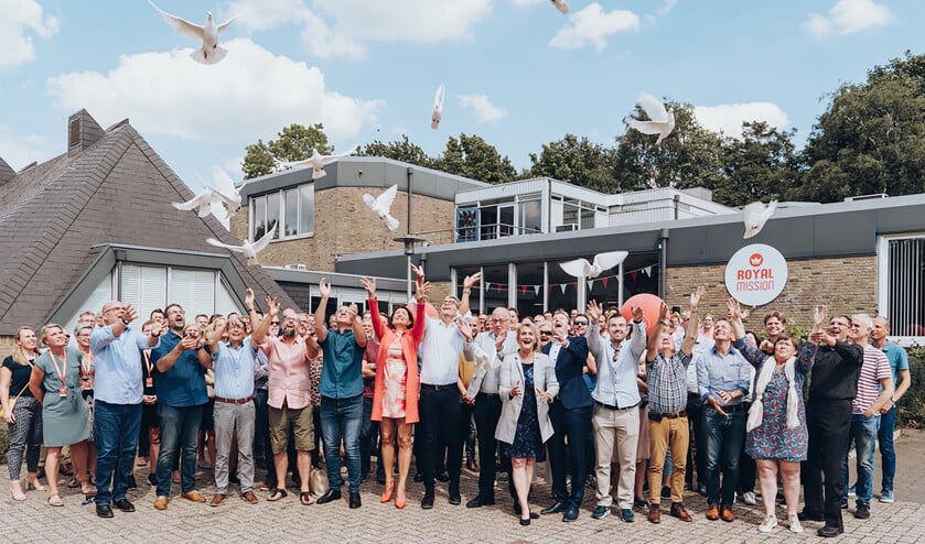 Vertegenwoordigers uit evangelische en protestantse kerken laten duiven op bij de opening van het gebouw van Royal Mission in Veenendaal, als ‘teken van de Geest die vanaf hier naar heel Nederland gaat’. (royal mission)