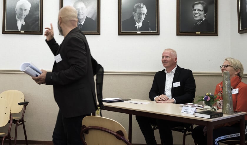 Gemeenten en kandidaten stellen zich in acht minuten aan elkaar voor in het gebouw van de TU Kampen. Kandidaat Johnston Anders Pereira de Araujo (links) heeft zojuist gesproken met afgevaardigden van de GKv Barneveld. (Dick Vos)